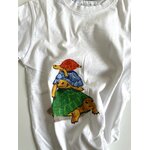 T-shirt blanc Elles et No. enfant avec tortues style cartoon peintes à la main
