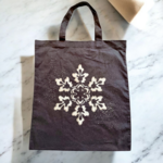 tote bag en coton gris à anses courtes avec un flocon de neige en gros plan peint. à la main