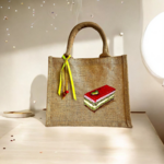 sac en jut avec entremet framboise pistaches peint à la main par Elles et No.