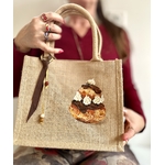 sac en jute avec une religieuse au chocolat peinte à la main par Elles et No.