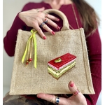 sac en jut avec entremet framboise pistaches peint à la main par Elles et No.