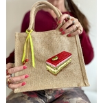 sac en jut avec entremet framboise pistaches peint à la main par Elles et No.