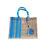grand sac de plage en jute avec des bandes bayadère bleus et un coquillage peints à la main par Elle et No. Un colifichet original est attaché à la anse.