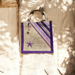 petit sac en jute avec des bandes bayadère mauves peintes à la main par Elles et No.