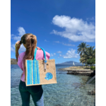 Collection Capsule Bayadère sac de plage avec des rayures bleues style Bayadère et un coquillage peints à la main par Elles et No. Présenté porté à la plage