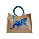 sac de plage en jute avec une baleine bleue peinte à la main par Elles et No.