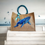 sac de plage en jute avec une baleine bleue peinte à la main par Elles et No.