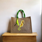 sac de plage en jute à anses vertes avec un hippocampe dans les tons jaune et vert peint à la main par Elles et No.