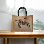 sac de plage en jute à anses kaki avec une tortue de mer peinte à la main par Elles et No.