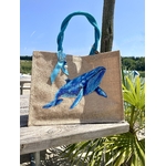 sac de plage en jute avec une baleine bleue peinte à la main par Elles et No.