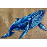sac de plage en jute avec une baleine bleue peinte à la main par Elles et No.