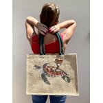 sac de plage en jute à anses kaki avec une tortue de mer peinte à la main par Elles et No.
