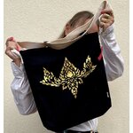 sac à main en coton bio noir et un bouton pression avec une fleur de lotus dorée peinte à la main par Elles et No.