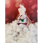 Pochon en coton blanc et ruban de satin rose avec un bonhomme de neige portant un bonnet de Père Noël peint à la main par Elles et No.