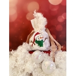 Pochon en coton blanc et ruban de satin rose avec un bonhomme de neige portant un bonnet de Père Noël peint à la main par Elles et No.
