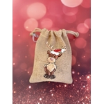 Pochon en jute avec un renne coiffé d'un bonnet de père Noël peint à la main par Elles et No.