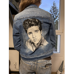 portrait de Elvis Presley peint à la main sur un blouson en jean