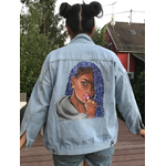 portrait dune jeune femme peinte à la main par Elles et No. sur une veste en jean
