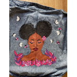 portrait de jeune femme noire peinte à la main par Elles et No. sur une veste en jean