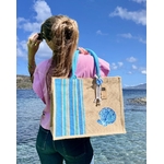 Collection Capsule Bayadère sac de plage avec des rayures bleues style Bayadère et un coquillage peints à la main par Elles et No Présenté porté à la plage