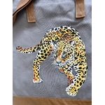 Grand sac en coton enduit marron glacé avec un léopard peint à la main par Elles et No., détail