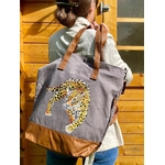 Grand sac en coton enduit marron glacé avec un léopard peint à la main par Elles et No., présenté porté