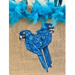 Sac de plage en jute avec des perroquets bleus peints à la main par Elles et No. et un boa en plumes collés sur le bord du sac