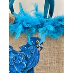 Sac de plage en jute avec des perroquets bleus peints à la main par Elles et No. et un boa en plumes collés sur le bord du sac