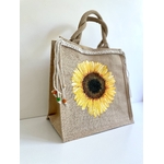 sac en jute avec un tournesol peint à la main par Elles et No. et une tresse en macramé collée sur le bord supérieur du sac.