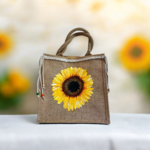 sac en jute avec un tournesol peint à la main par Elles et No. et une tresse en macramé collée sur le bord supérieur du sac.