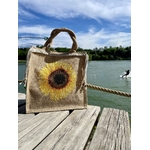 sac en jute avec un gros tournesol peint à la main par Elles et No. et un décor en macramé tressé et des perles.