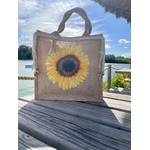 sac en jute avec un gros tournesol peint à la main par Elles et No. et un décor en macramé tressé et des perles