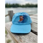 Casquette enfant en coton bleu ciel avec un ourson surfeur peint à la main par Elles et No.