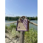 tout petit sac de plage en jute avec des rayures bayadère dans les tons violets et une étoile de mer, peints à la main par Elles et No., présenté au bord de leau