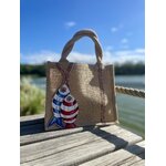 Sac en jute Saint-Malo avec des poissons style poissons en bois peints à la main par Elles et No., présenté à la plage