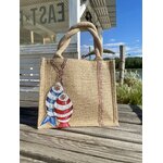Sac en jute Saint-Malo avec des poissons style poissons en bois peints à la main par Elles et No., présenté à la plage