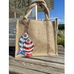 Sac en jute Saint-Malo avec des poissons style poissons en bois peints à la main par Elles et No., présenté à la plage