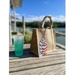Sac en jute Saint-Malo avec des poissons style poissons en bois peints à la main par Elles et No., présenté à la plage
