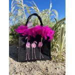 sac en jute noire avec des flamants roes peints à la main par Elles et No. et un boa rose en vraies plumes collé sur le bord.j