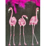 sac en jute noire avec des flamants roes peints à la main par Elles et No. et un boa rose en vraies plumes collé sur le bord du sac détail