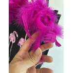 sac en jute noire avec des flamants roes peints à la main par Elles et No. et un boa rose en vraies plumes collé sur le bord du sac détail des plumes
