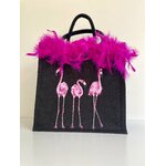 sac en jute noire avec des flamants roes peints à la main par Elles et No. et un boa rose en vraies plumes collé sur le bord du sac1