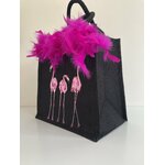 sac en jute noire avec des flamants roes peints à la main par Elles et No. et un boa rose en vraies plumes collé sur le bord du sac5