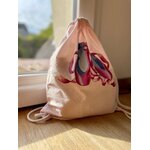 sac à cordons rose pale avec des chasussons de danse peints à la main par Elles et No.