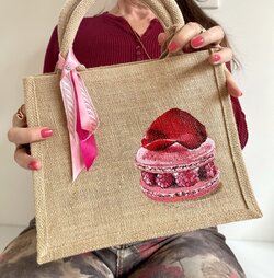 sac en jute avec un gâteau Ispahan peint à la main par Elles et No. de style très réaliste