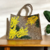 grand sac de plage en jute avec des branches de mimosa peintes à la main par Elles et No.