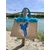 Sac de plage en jute avec des perroquets bleus peints à la main par Elles et No. et un boa en plumes collés sur le bord du sac