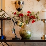 galerie glacis vase collection tiffany monet pluie dorée sur un meuble