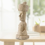 galerie glacis statuette moai Ile de pâques sur une table