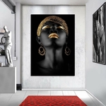 galerie glacis portait femme noire et or.jpg au mur